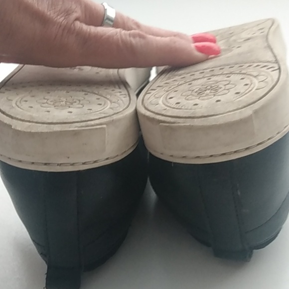 ALDO Women's Shoe's Size 8 Black with Gold Metal plate on the laces - Picture 10 of 11